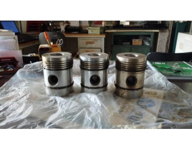 Serie di 3 pistoni diametro 105, segmenti 4 x 2,5, raschiaolio 2 x 5