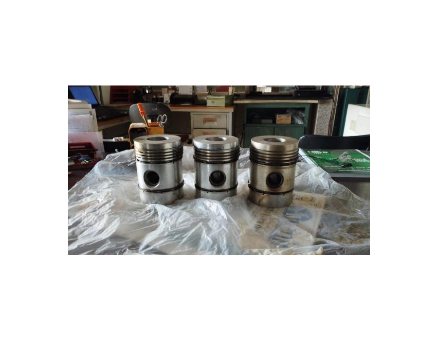 Serie di 3 pistoni diametro 105, segmenti 4 x 2,5, raschiaolio 2 x 5