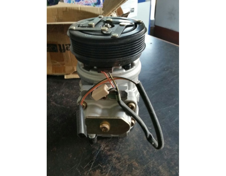COMPRESSORE ARIA CONDIZIONATA CON FRIZIONE FORD FIESTA 1.4 89/96  

AIR CONDITION COMPRESSOR WITH CLUTCH FORD FIESTA 1.4 89/96