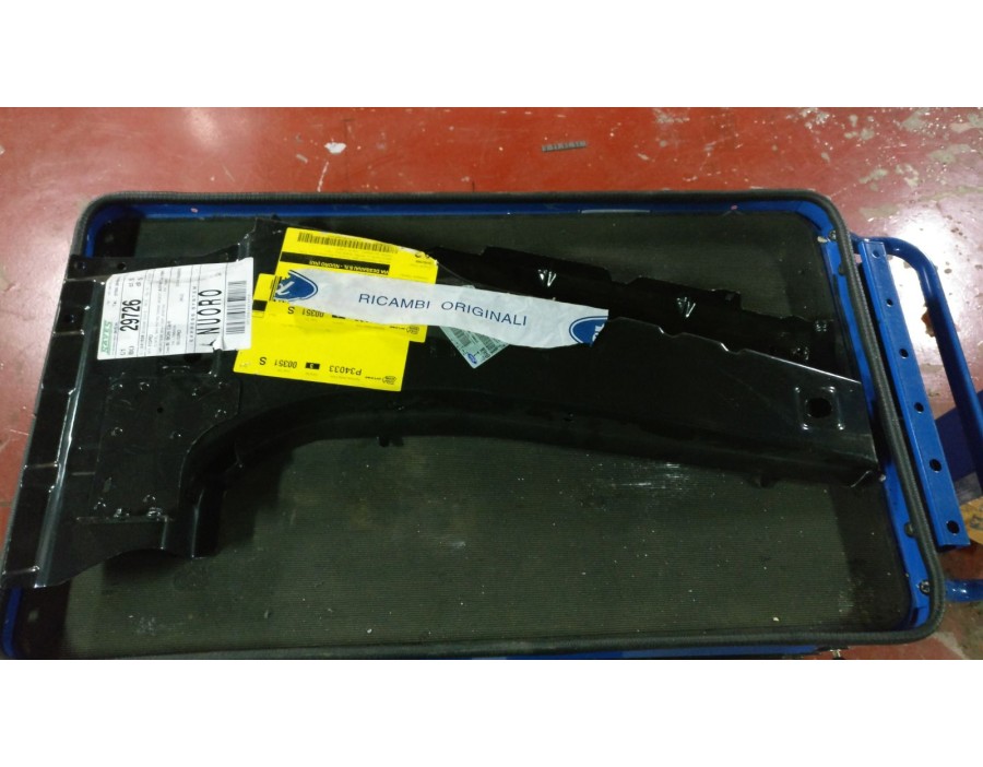 FIANCATA ANTERIORE  DESTRO FORD TRANSIT CONNECT 02/13  

RIGHT FRONT SIDE FORD TRANSIT CONNECT 02/13