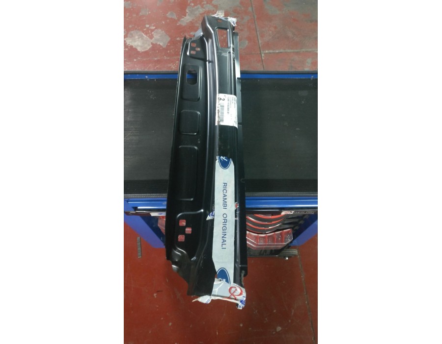 CORNICE LUNOTTO POSTERIORE FORD FOCUS 98/05  

REAR CORNER REAR WINDOW FORD FOCUS 98/05
