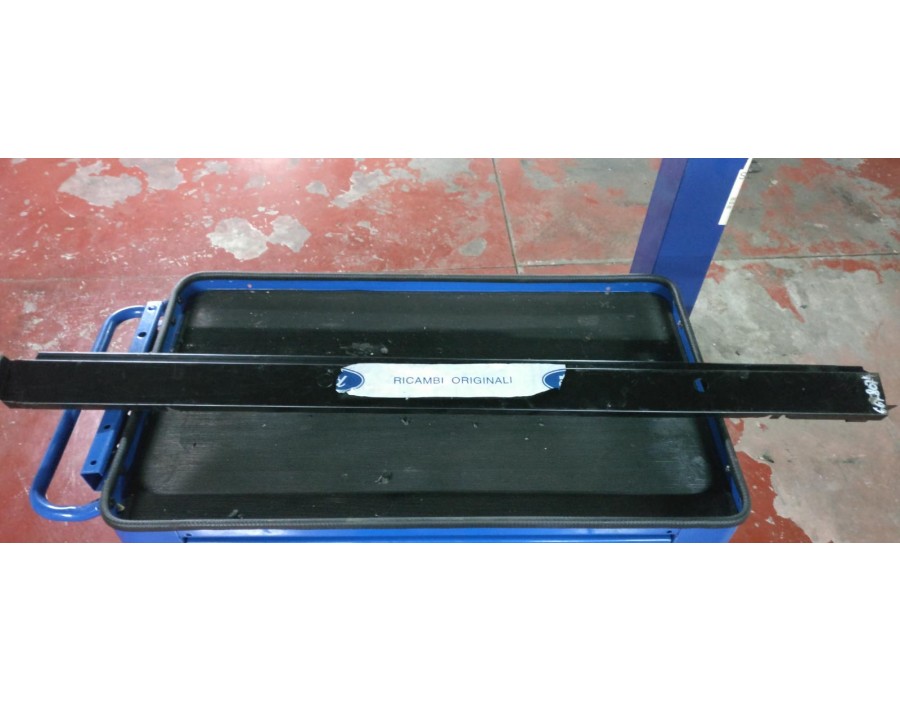 FASCIONE SOTTO PORTA ANTERIORE DESTRO FORD TRANSIT 91/94  

FRONT RIGHT UNDER THE DOOR PANEL FORD TRANSIT 91/94