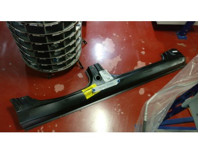 FASCIONE SOTTOPORTA LATERALE DESTRO FORD FOCUS 98/05 

RIGHT UNDER THE DOOR PANEL FORD FOCUS 98/05
