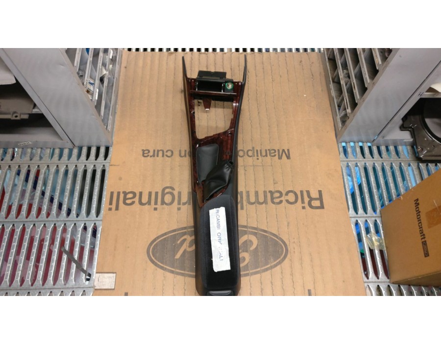 TUNNEL CENTRALE FORD MONDEO 92/96  

CENTRAL CONSOLE  FORD MONDEO 92/96