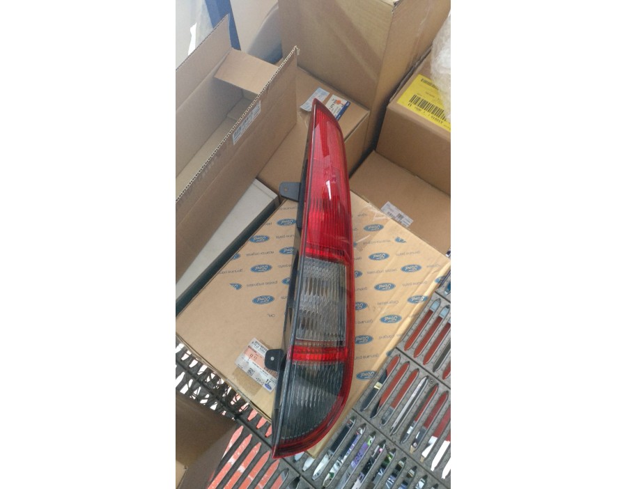 FANALE POSTERIORE DESTRO SENZA LAMPADINE FORD FOCUS 04/08 

REAR RIGHT HEADLIGHT WITHOUT LAMP FORD FOCUS 04/08