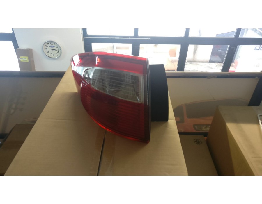 FANALE POSTERIORE DESTRO  FORD FOCUS C-MAX AGOSTO 2010/2015

REAR RIGHT HEADLIGHT FORD FOCUS C-MAX AUGUST 2010/2015