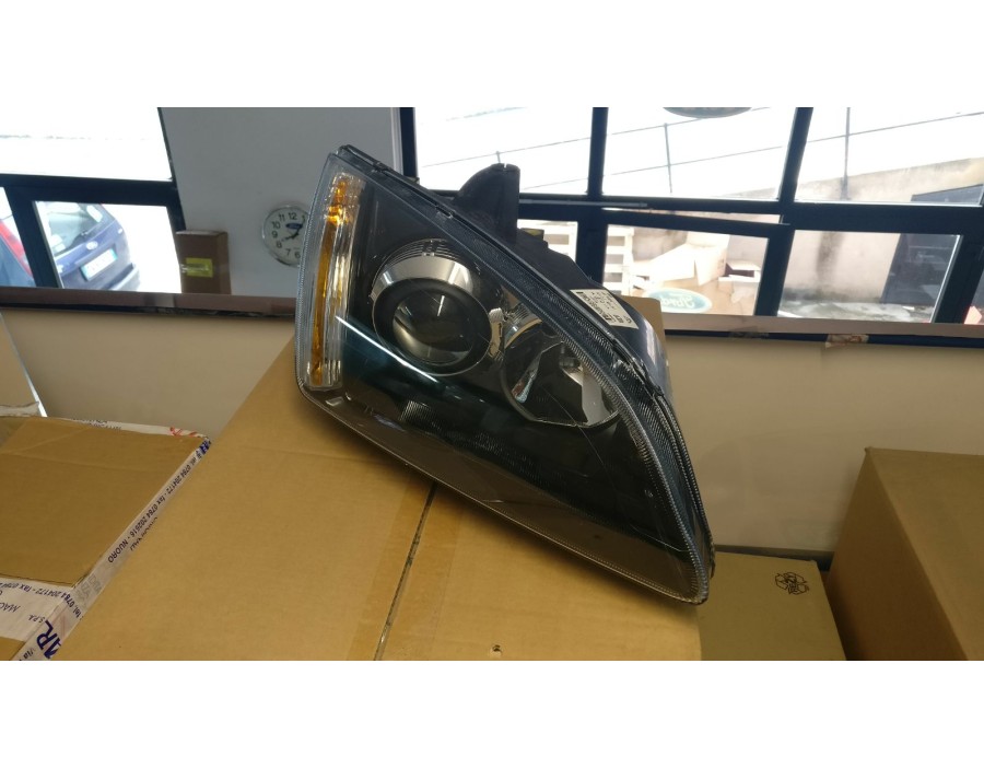 FARO ANTERIORE DESTRO FORD FOCUS 04/08 

FRONT RIGHT HEADLIGHT FORD FOCUS 04/08