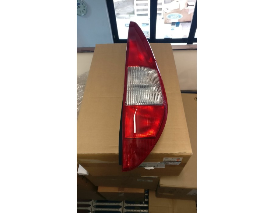 FANALE POSTERIORE DESTRO FORD MONDEO 00/07 

REAR RIGHT HEADLIGHT FORD MONDEO 00/07