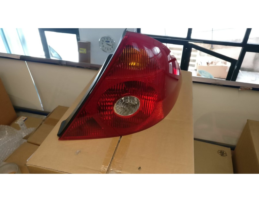 FANALE POSTERIORE DESTRO FORD MONDEO 00/07 

REAR RIGHT HEADLIGHT FORD MONDEO 00/07