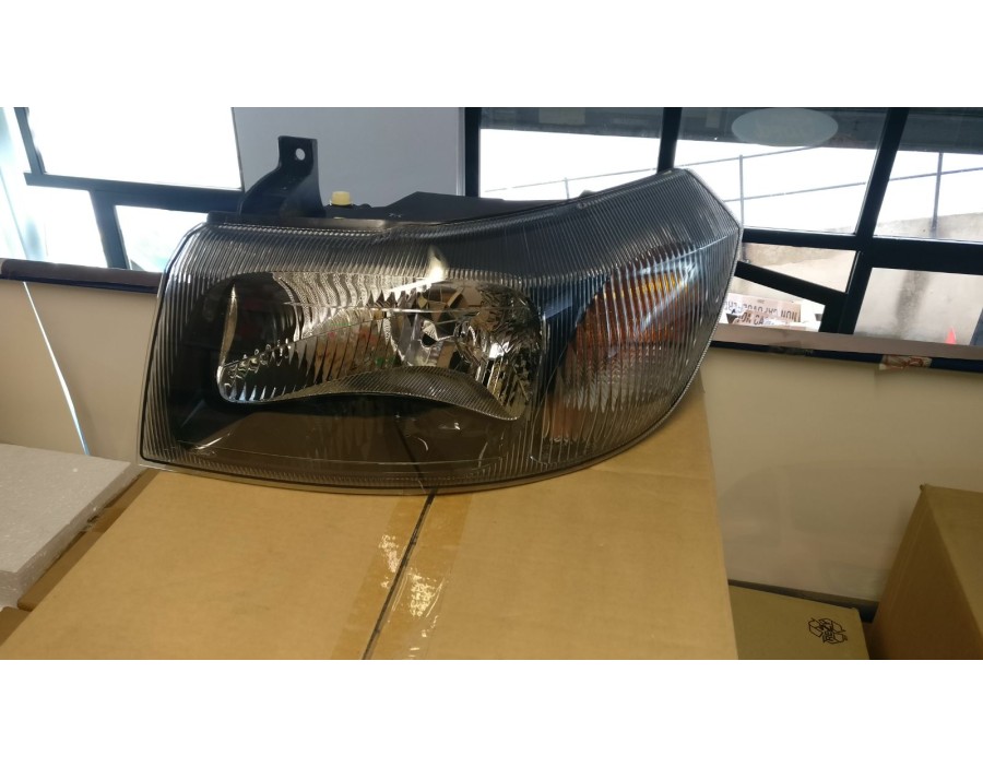 FARO ANTERIORE SINISTRO CON FINITURA NERA  FORD TRANSIT 00/06 

FRONT LEFT HEADLIGHT WITH BLACK TRIM FORD TRANSIT 00/06