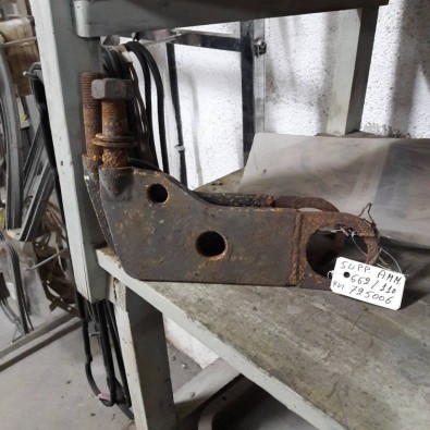 STAFFA INFERIORE AMMORTIZZATORE FIAT IVECO OM 662 - 100 - 110 NC - ERREVI 725006 - OE 4521962