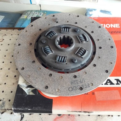 DISCO FRIZIONE FIAT IVECO 683 - 693 - FERODO SATAMV - MOZZO CORTO - DOPPIA MOLLA
DIAMETRO EST. 325 - DIAMETRO INT 50 - 10 CAVE
