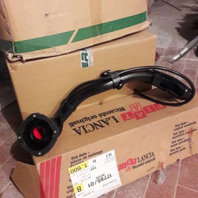 BOCCHETTONE TUBO INTRODUZIONE CARBURANTE FIAT PUNTO 93-99 - OE 46516703 - RICAMBIO ORIGINALE FIAT