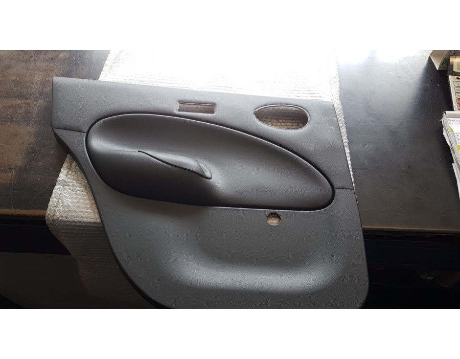 LH REAR DOOR PANEL COVERING
1087560 RIVESTIMENTO PORTA POSTERIORE SX FORD ESCORT 95/01