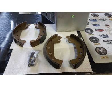 Serie ganasce freno Peugeot 204 -304 - Renaut 4 - Renault 6 - Brake shoes